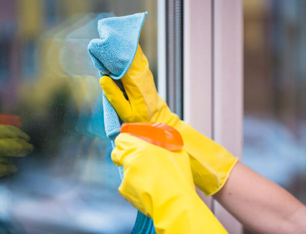 تنظيف الزجاج الخارجي للمباني