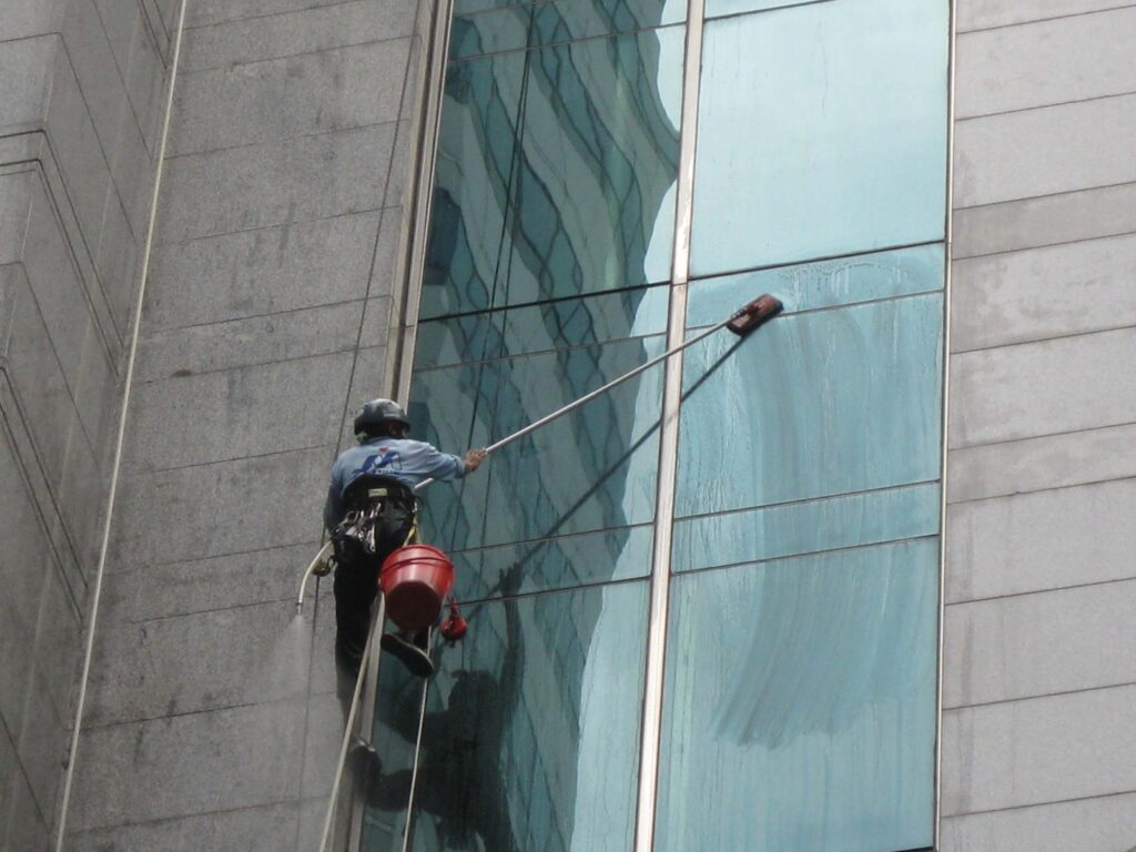 تنظيف زجاج المباني