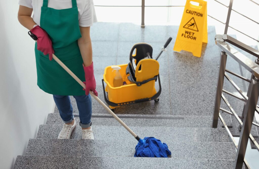 خدمة تنظيف المنازل بالساعه